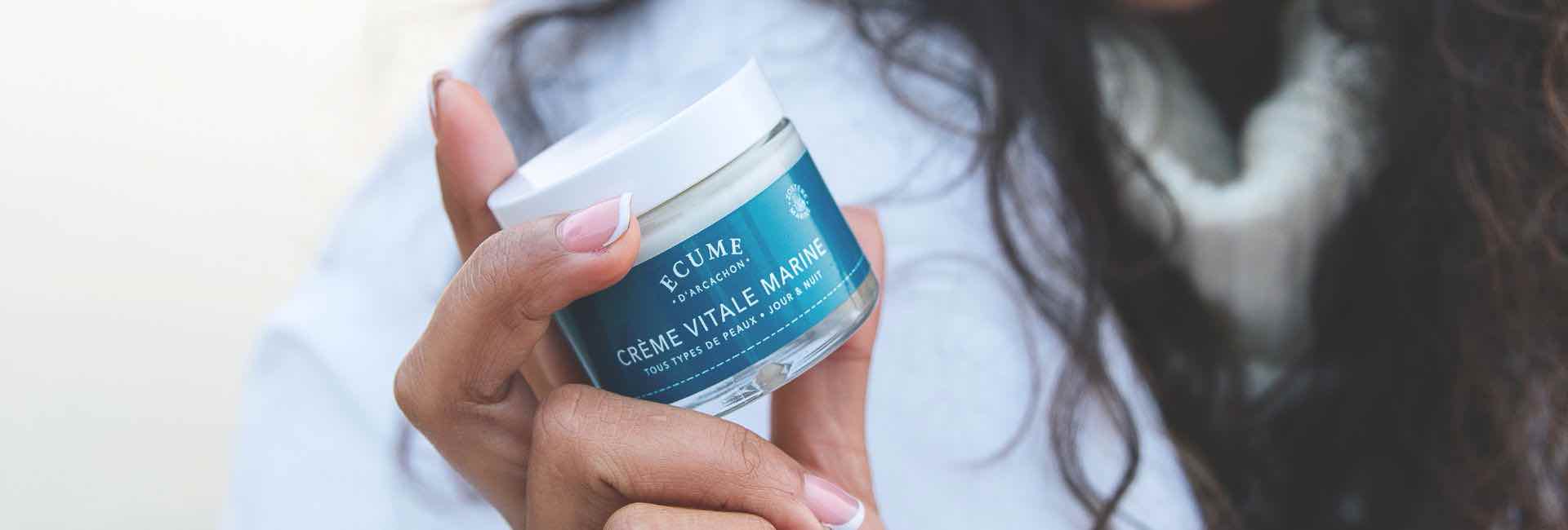 Crème visage pour une hydratation tout au long des journées d'hiver.